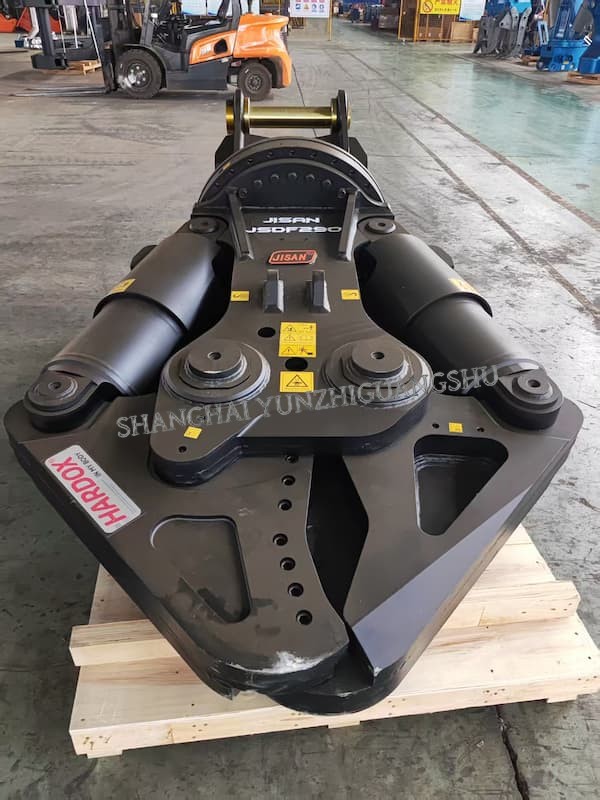 JSDF80 hydraulic shear cutting the scrap steel