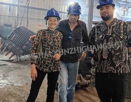 Wir begrüßen internationale Kunden zum Besuch unserer Fabrik.